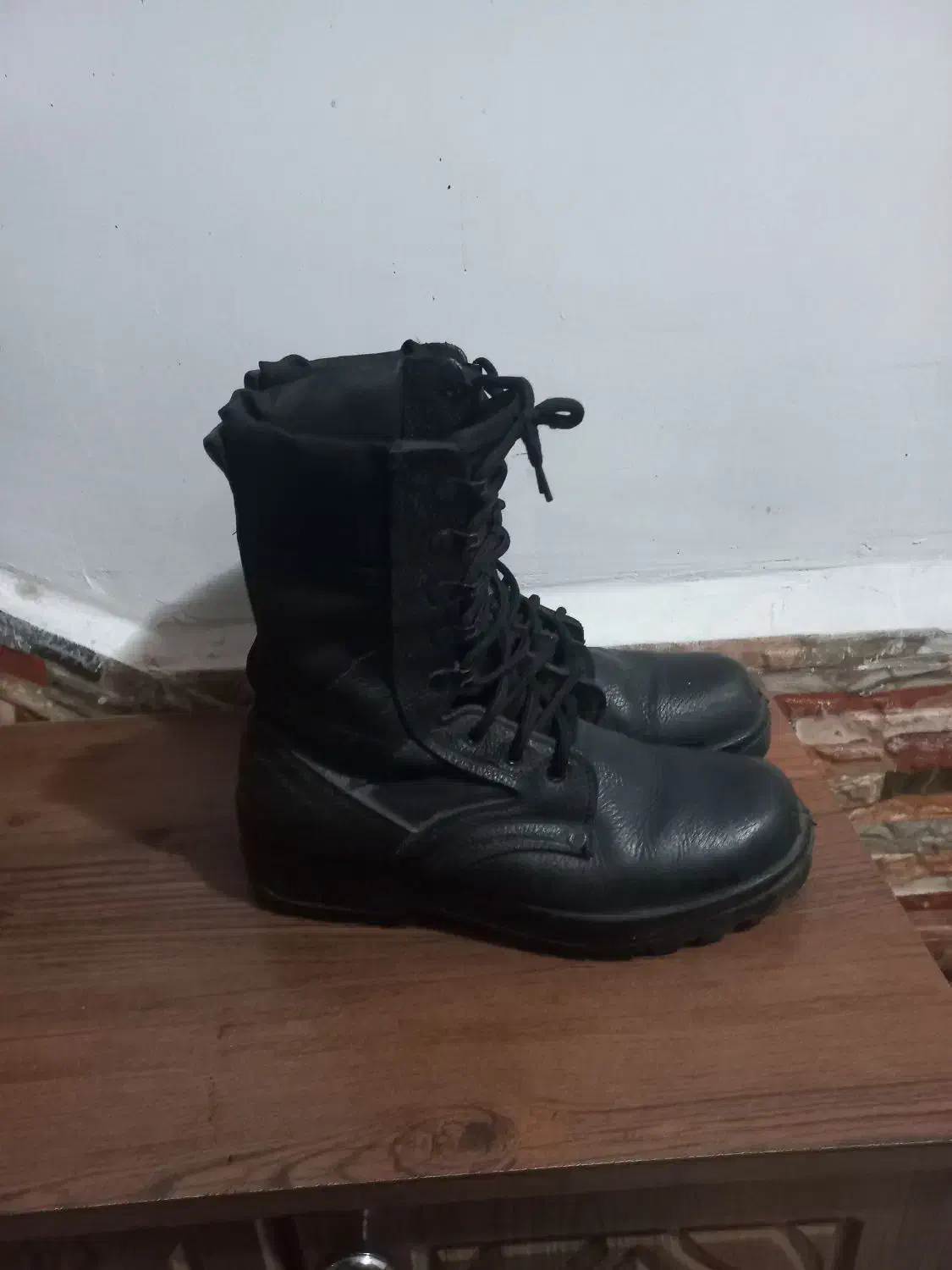 پوتین و کتونی|کیف، کفش، کمربند|شوش, |دیوار