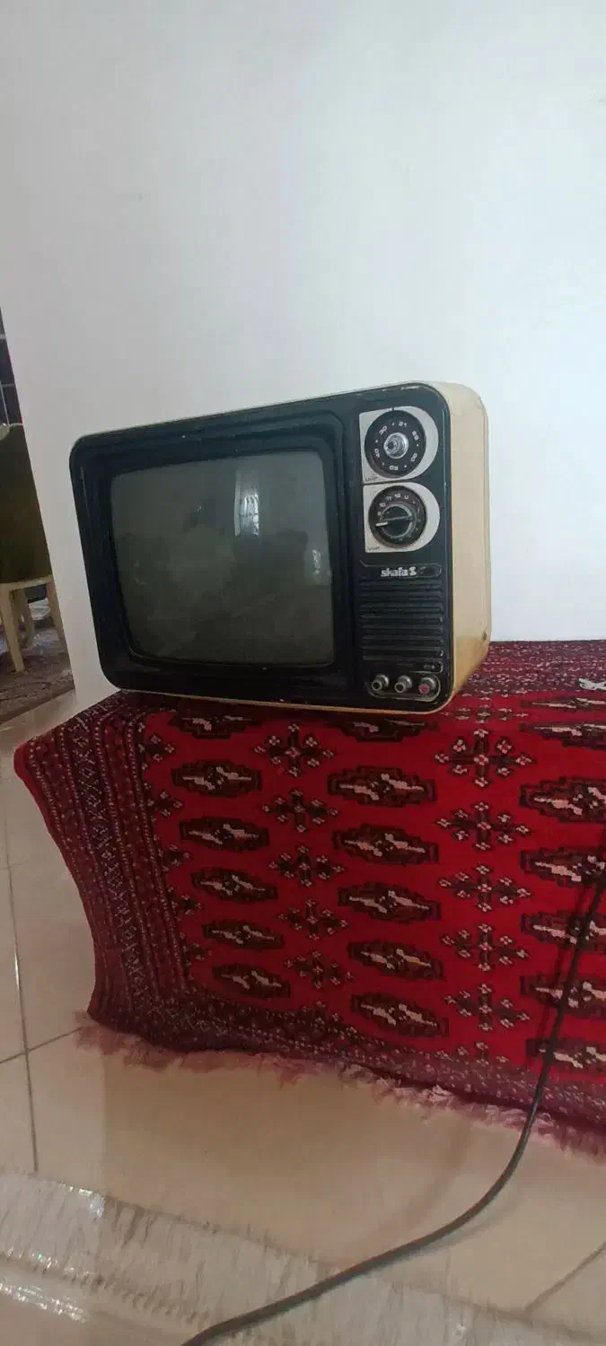 تلویزیون قدیمی خاموش|کلکسیون اشیاء عتیقه|سلمان‌شهر, |دیوار