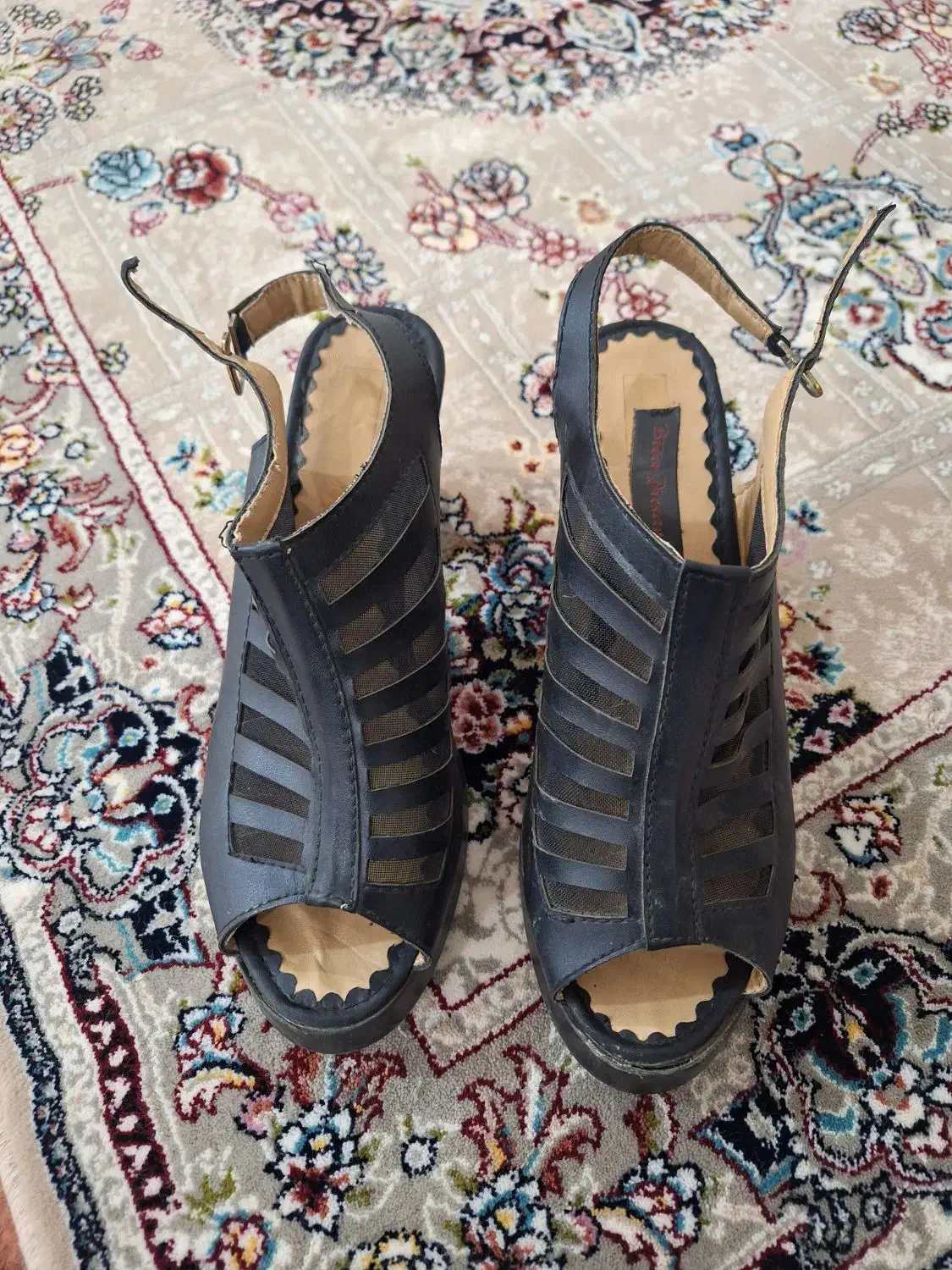 کفش|کیف، کفش، کمربند|مسجد سلیمان, |دیوار