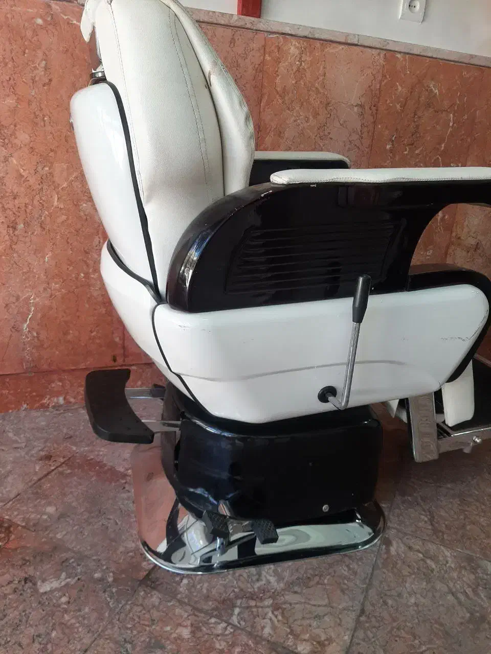 وسایلها درحدآک صندلی VIP   جکی سرشور تخت و..|آرایشگاه و سالن‌های زیبایی|مشهد, هفده شهریور|دیوار