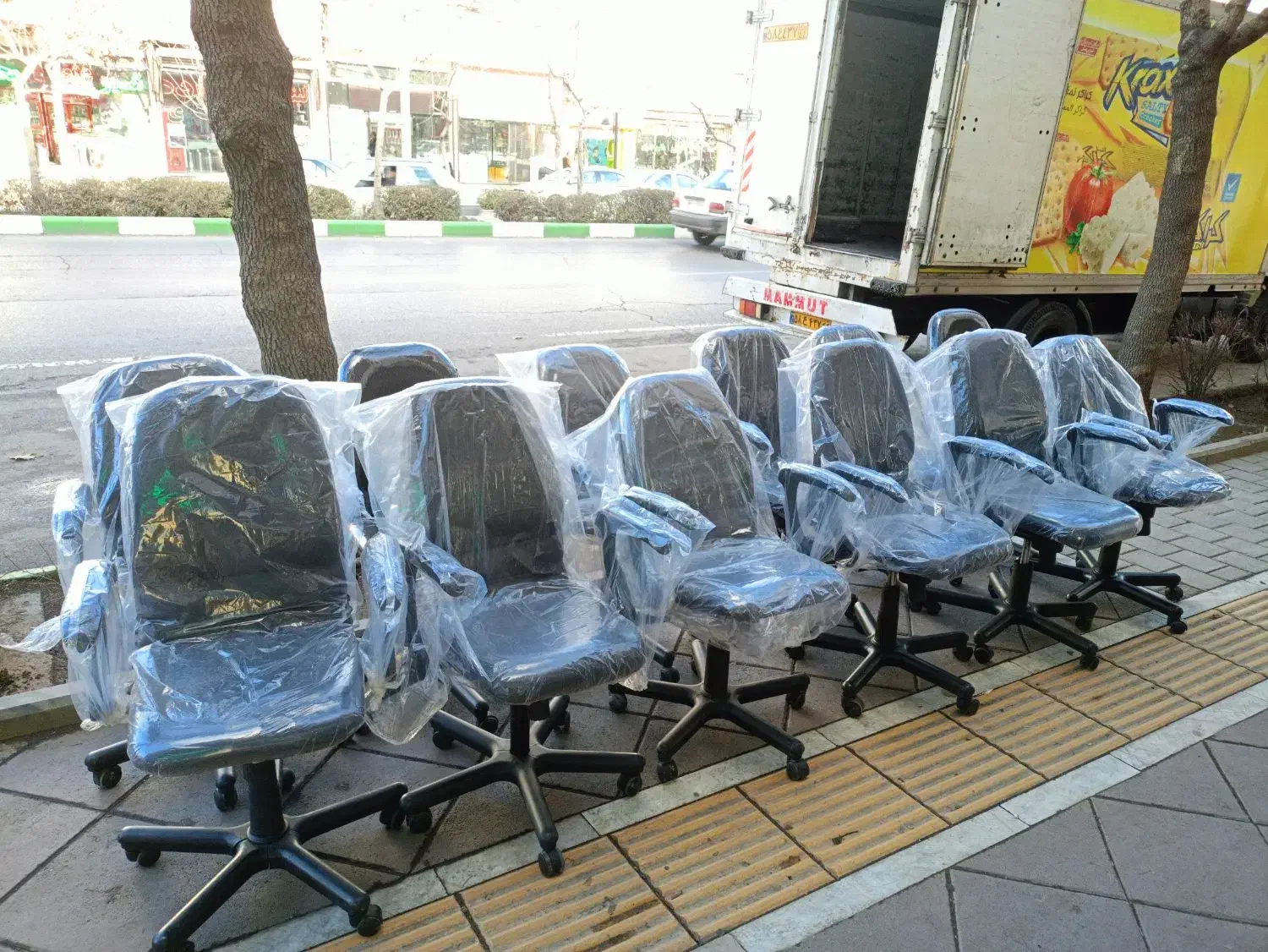 صندلی اداری یک شکل.خرید عمده وتکی با ضمانت|مبلمان اداری|مشهد, شهید مطهری|دیوار