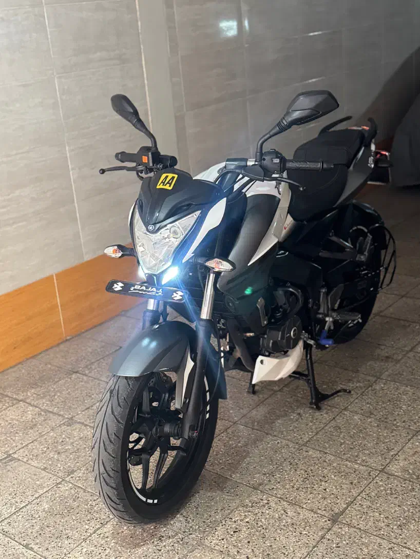 98 مدل Ns200|موتورسیکلت|تهران, فلسطین (میدان انقلاب)|دیوار