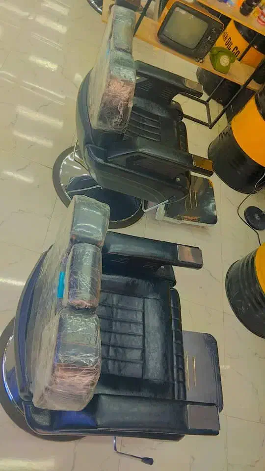 صندلی vip و آیینه نئونی آرایشگاه|آرایشگاه و سالن‌های زیبایی|صدرا-فارس, فاز ۱|دیوار