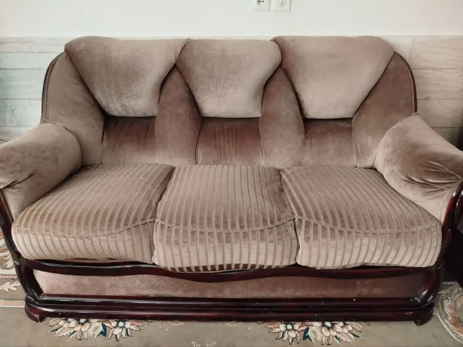 مبلمان راحتی در حد نو کاملا تمیز|مبلمان خانگی و میز عسلی|بیرجند, |دیوار