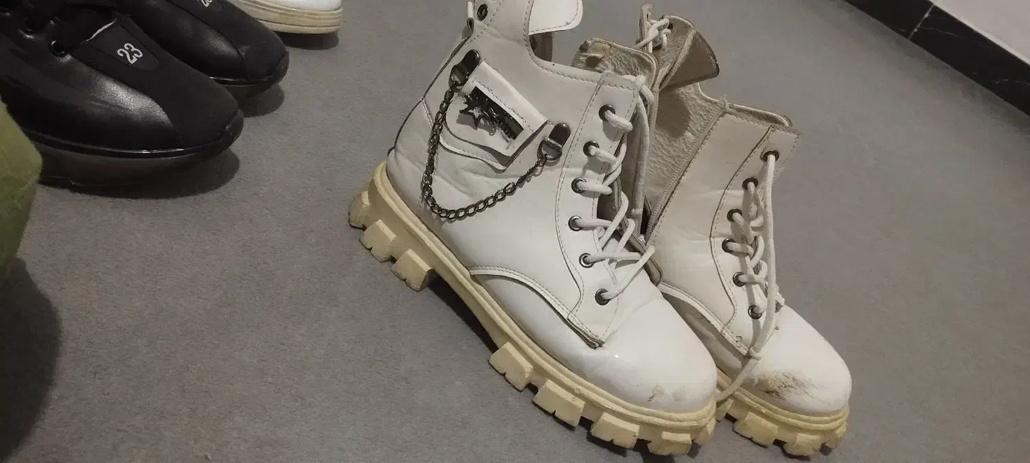 چند جفت کفش|کیف، کفش، کمربند|دورود, |دیوار