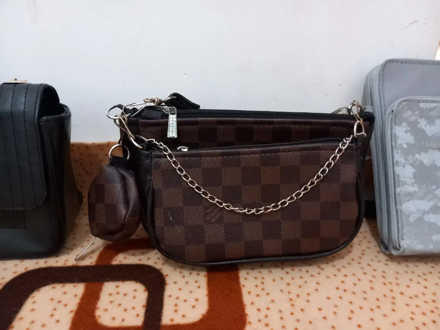 کیف|کیف، کفش، کمربند|میانه, |دیوار