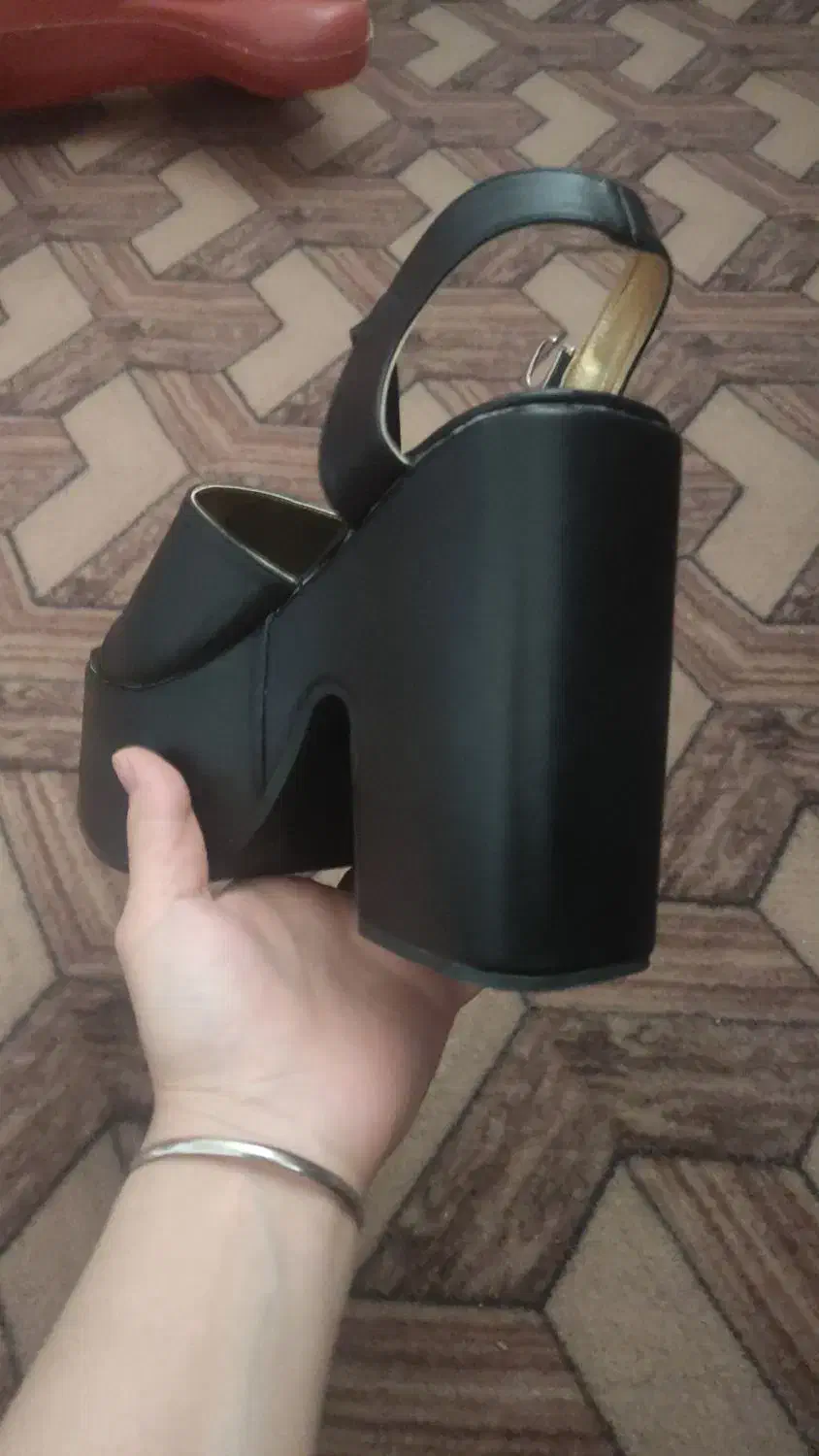 صندل|کیف، کفش، کمربند|فیروزآباد (فارس), |دیوار