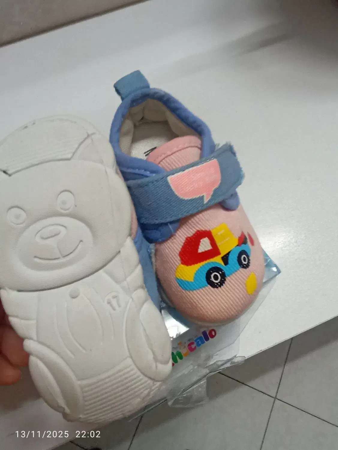 کفش سوتی نو|کفش و لباس بچه|ری, سرتخت|دیوار