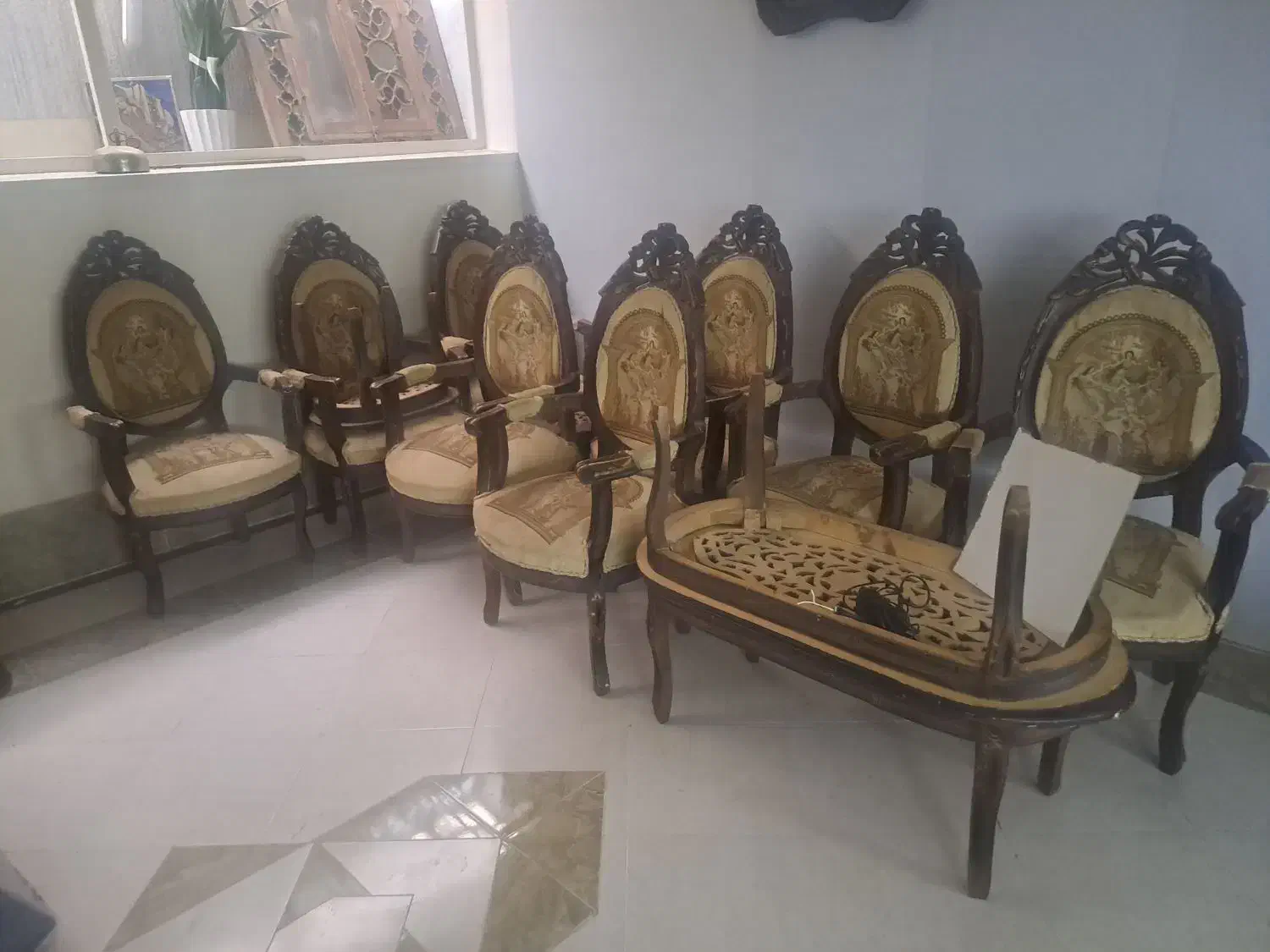 مبل گردوبه همراه میز و کابینت آشپزخانه تمیز|مبلمان خانگی و میز عسلی|اصفهان, قلعه طبره|دیوار