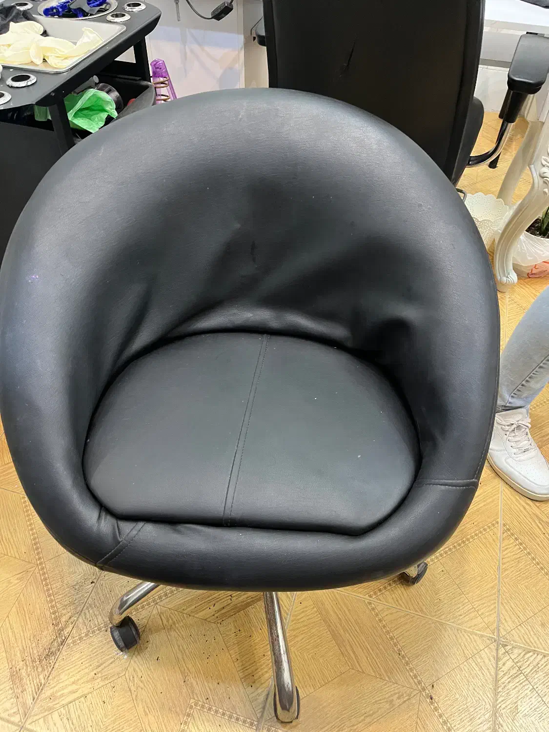 دو عدد صندلی|صندلی و نیمکت|بندر انزلی, امامزاده|دیوار