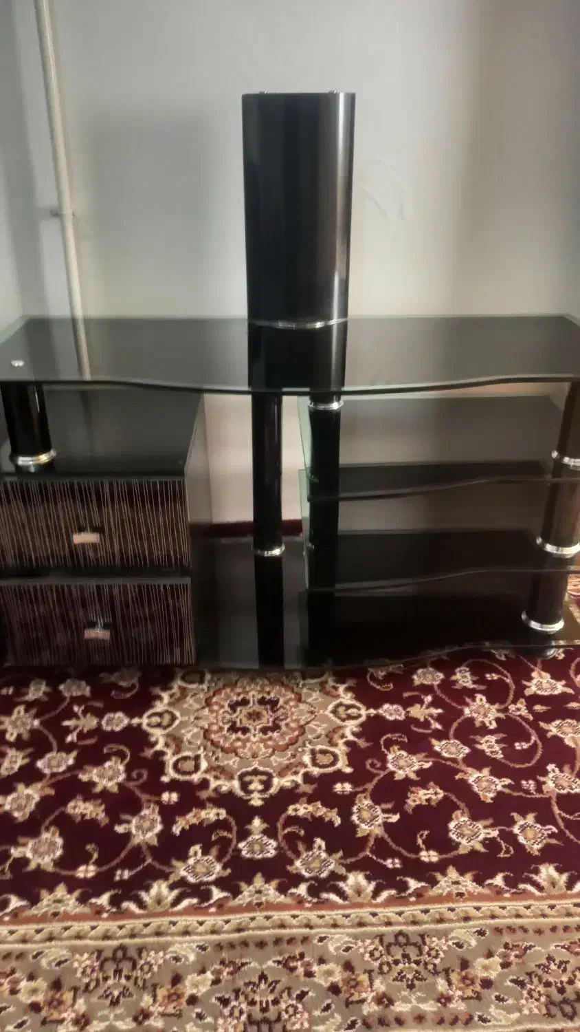 میز تلویزیون شیشه ای سالم در حد نو|میز تلویزیون|الوند, |دیوار