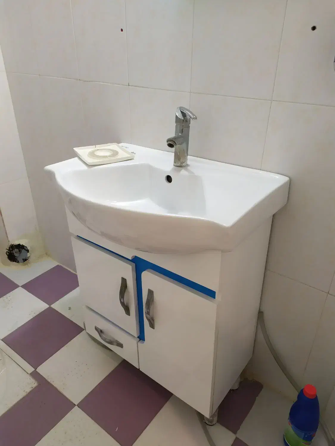 توالت فرنگی و روشویی|لوازم سرویس بهداشتی|خرم‌آباد, |دیوار