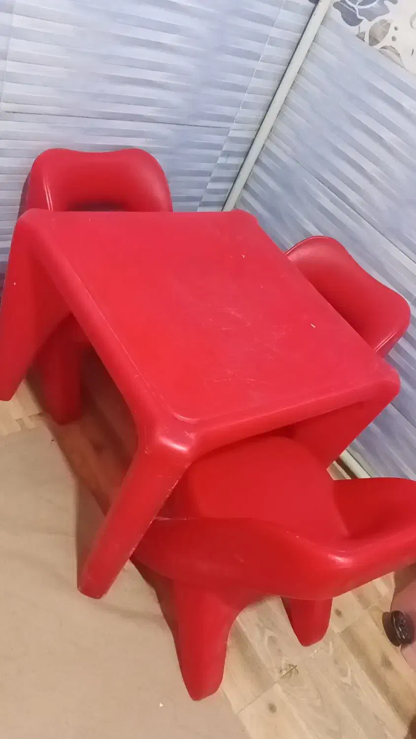 میز صندلی قرمز رنگ کودک|تخت و صندلی بچه|ورامین, ریحان آباد|دیوار