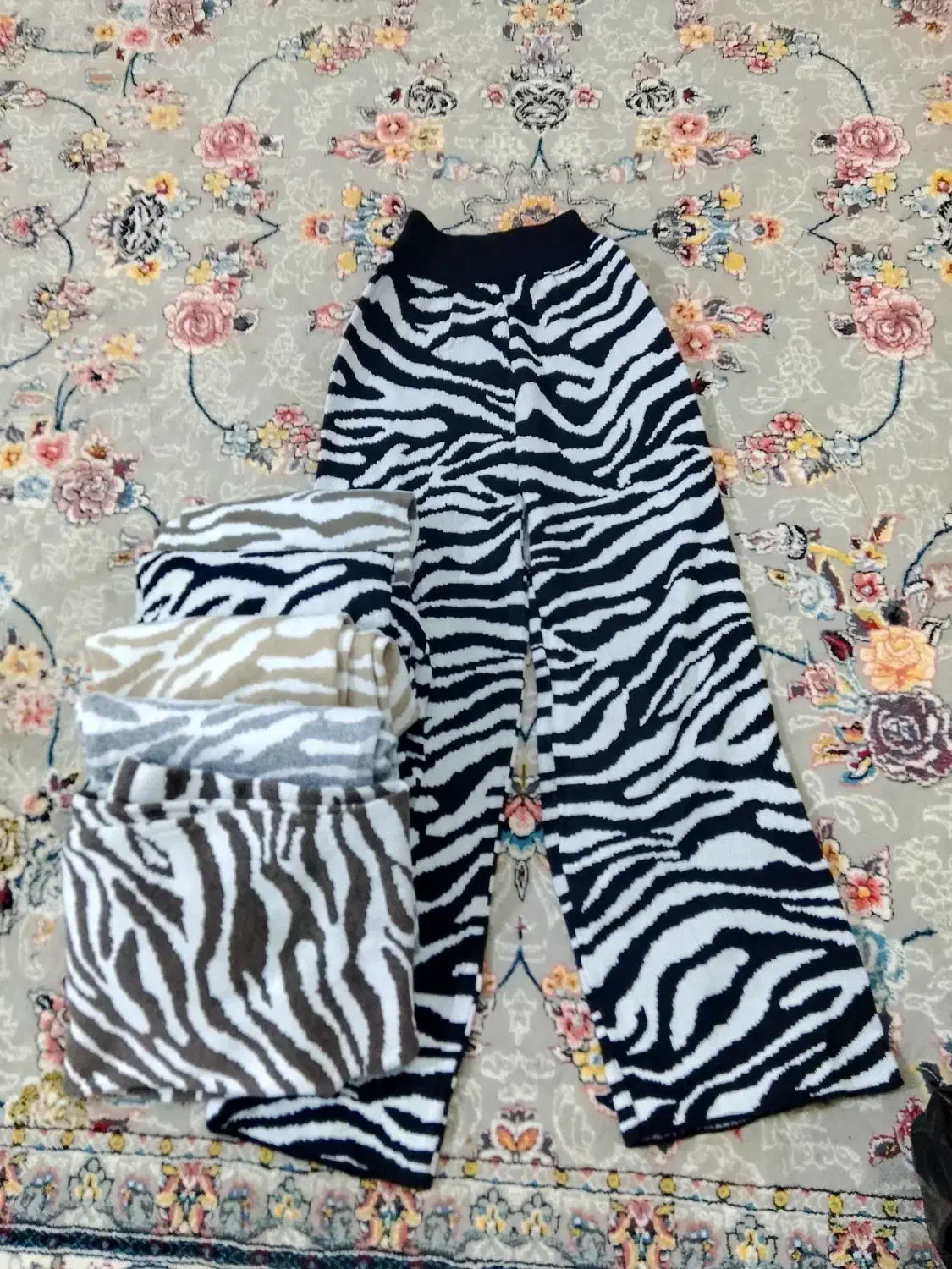 تعدادی لباس نو|لباس|زابل, |دیوار