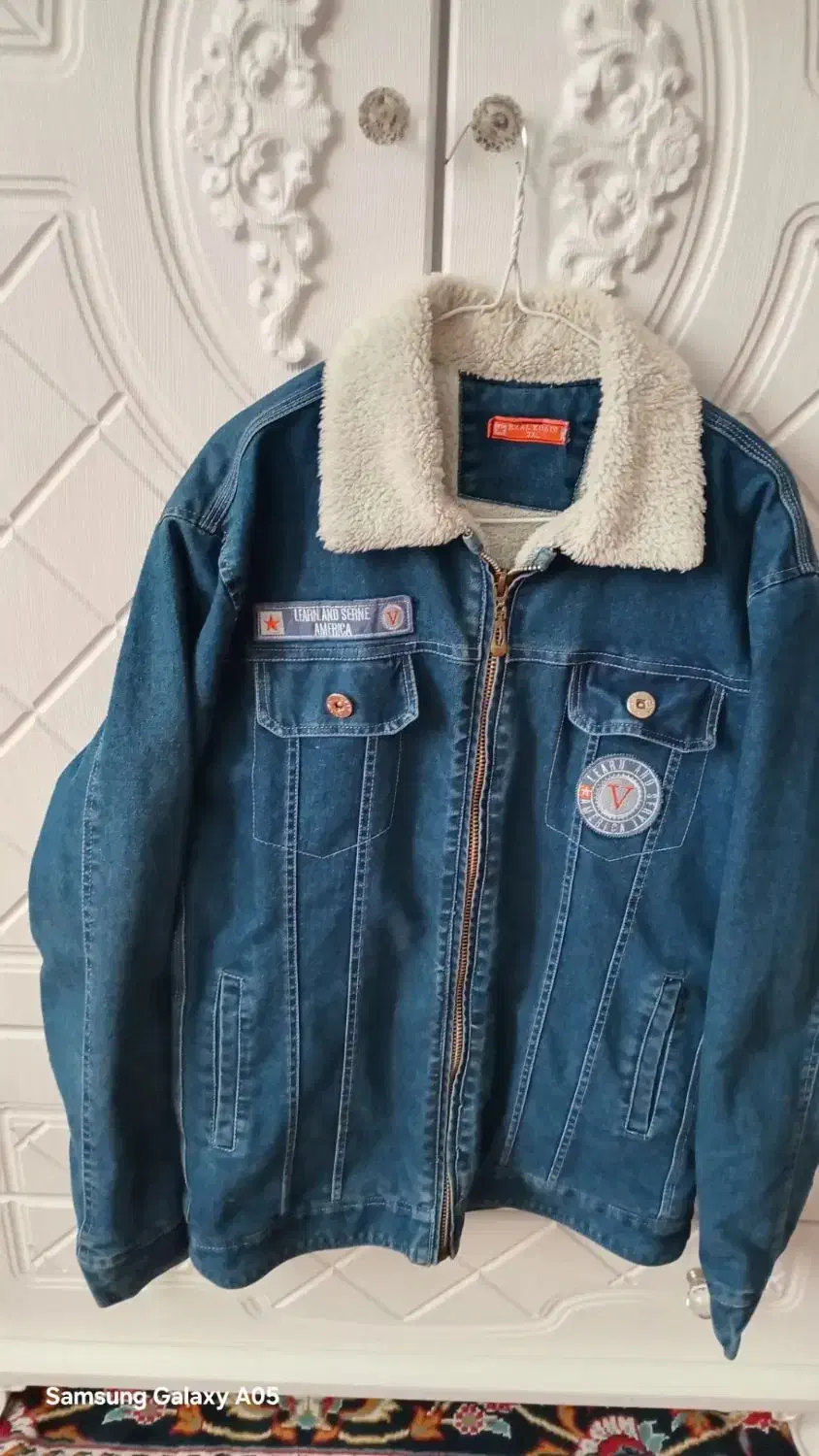 دوتا کت مردانه|لباس|ری, شهید غیوری (ابن باویه)|دیوار