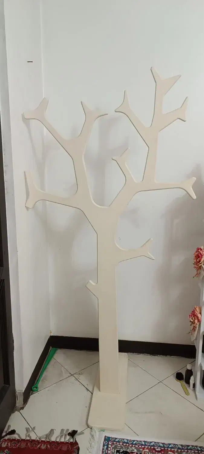 رخت آویزدرختی سفیدرنگ وگلدان زردرنگ|بندرخت و رخت‌آویز|پیشوا, |دیوار