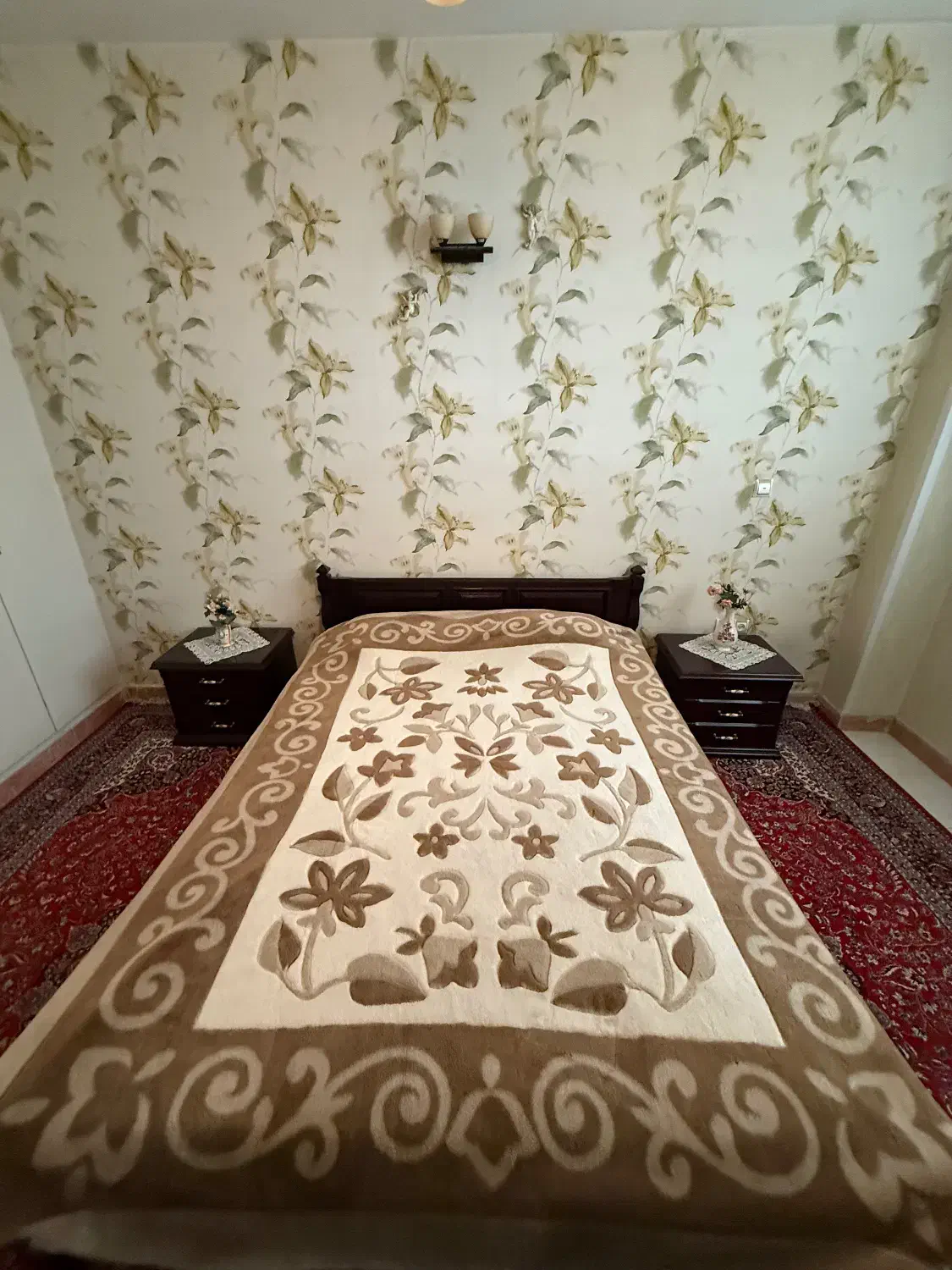 تخت خواب تمام چوب به همراه میز ارایش و میز عسلی|تخت و سرویس خواب|تهران, سازمان آب|دیوار