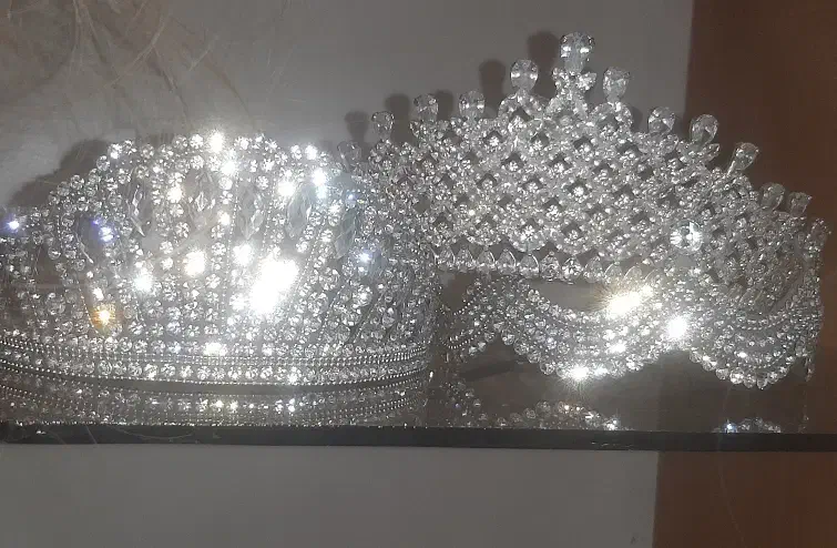 فروش تاج عروس پرنگین و مومصنوعی|بدلیجات|خمینی‌شهر, |دیوار