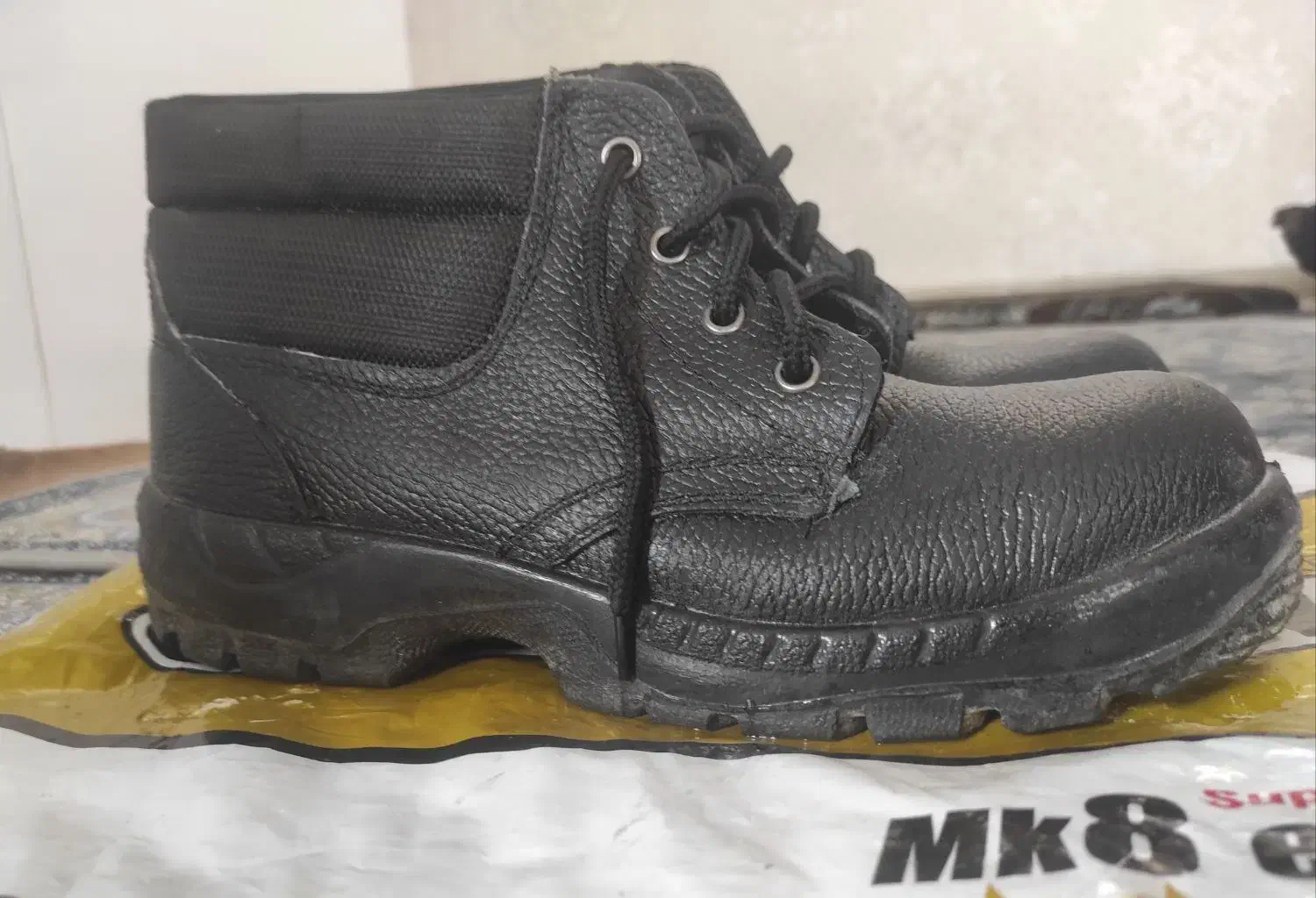 کفش ایمنی نگهبان|کیف، کفش، کمربند|شیراز, امام حسین|دیوار