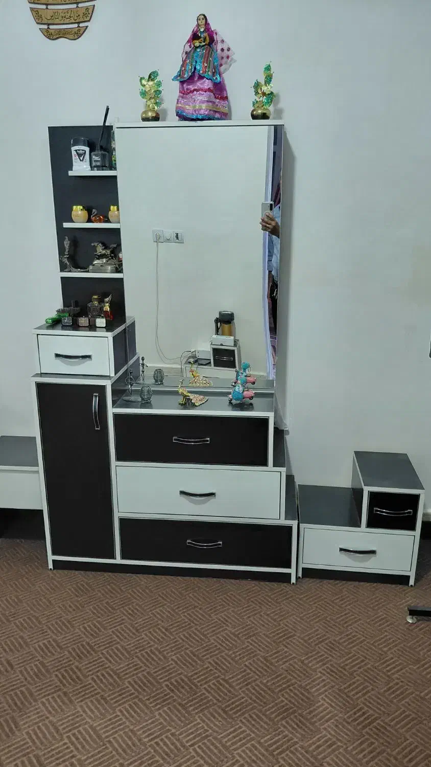 تخت خواب و دو عدد پا تختی و کمد آینه دار|تخت و سرویس خواب|باوی, |دیوار