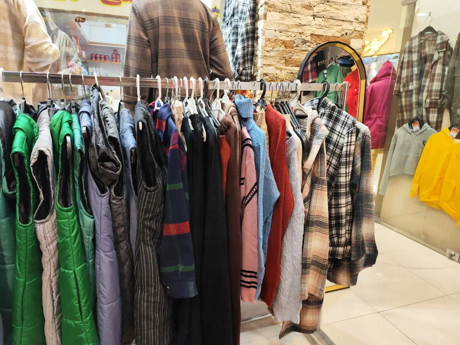 به دلیل جمع کردن مغازه تمامی اجناس به فروش میرسد|لباس|شیراز, گلکوب|دیوار