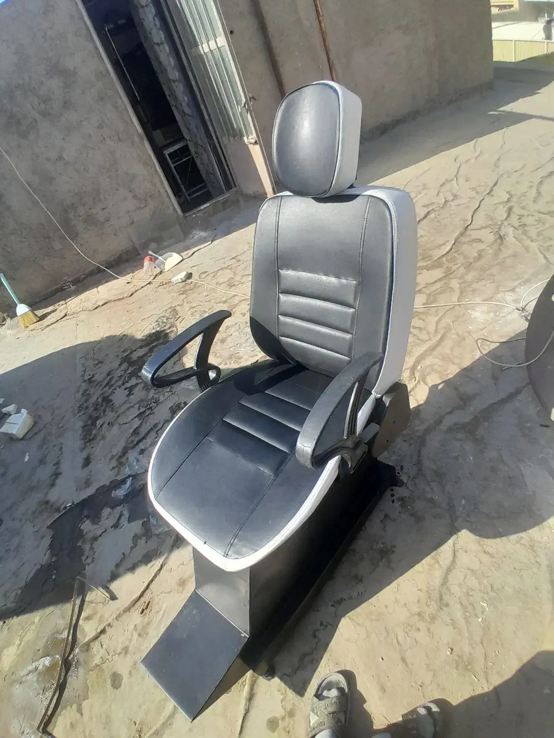 صندلی راحتی|صندلی و نیمکت|قم, قلعه یزدیها|دیوار