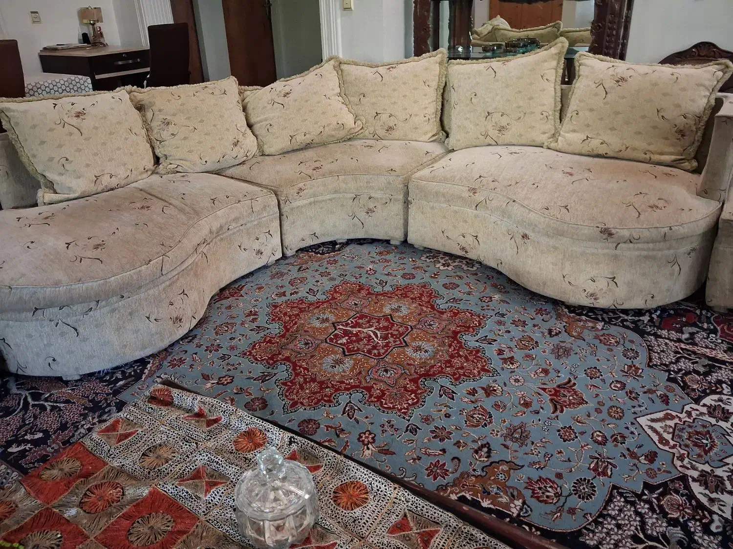 مبل گرد.۲عددپاف ، مخمل کرم،گلدار.کار کرده|مبلمان خانگی و میز عسلی|نشتارود, |دیوار