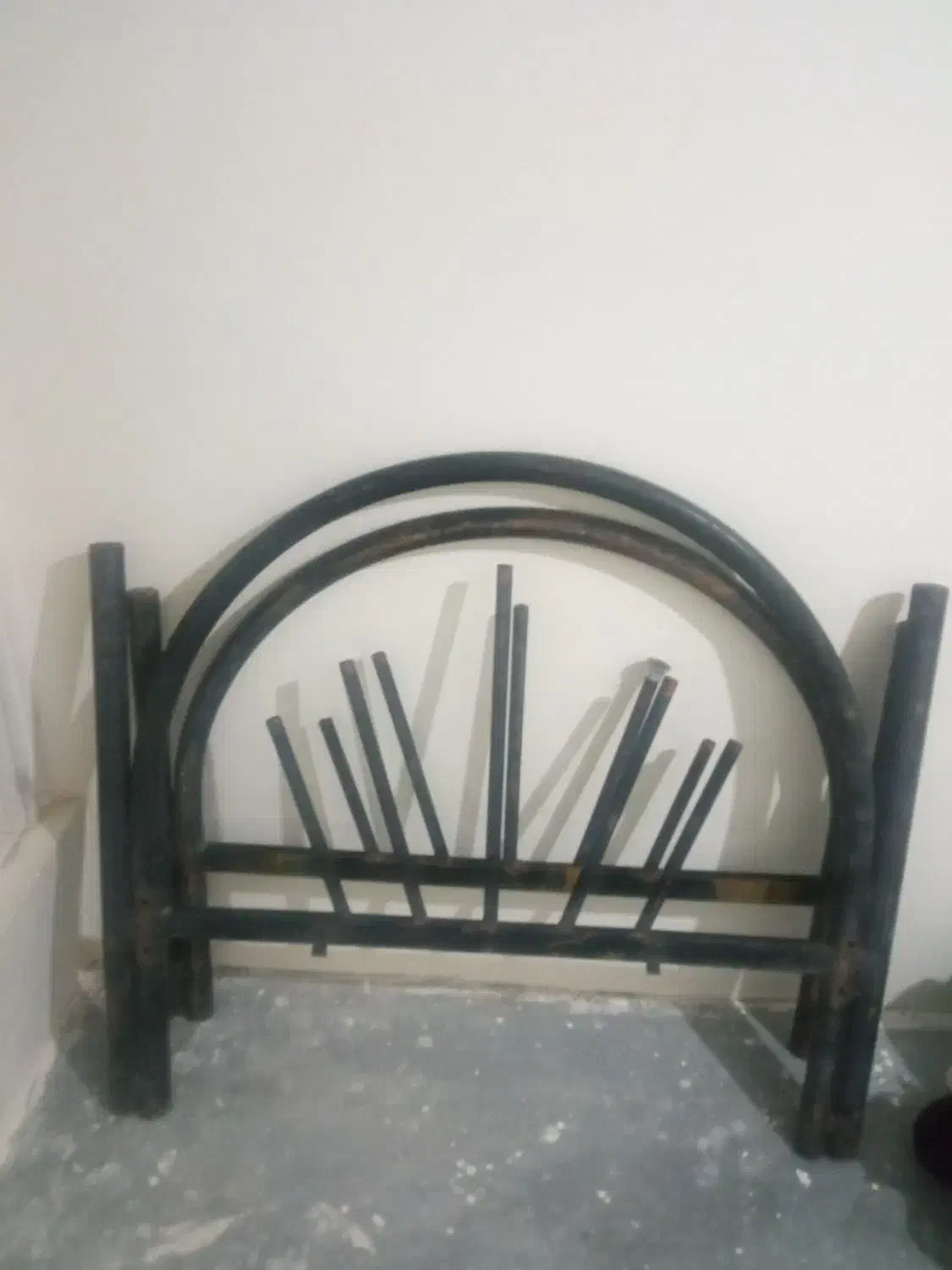 تخت یک نفره فلزی سالم محکم|تخت و سرویس خواب|کرمانشاه, |دیوار