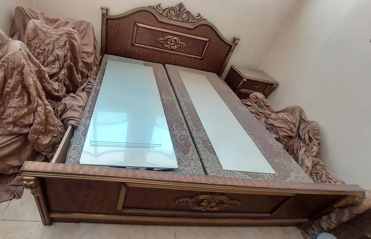 تخت،کمد،میزآرایش،دو عدد میز عسلی،جاکفشی و جالباسی|تخت و سرویس خواب|قم, باجک سه|دیوار