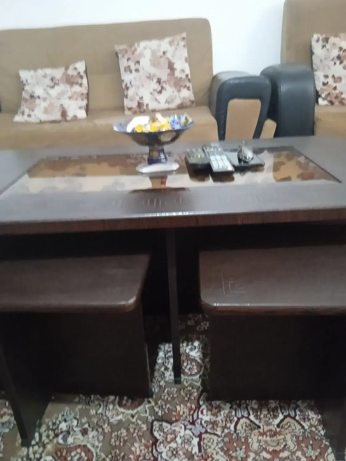 جلو مبلی یک میز بزرگ وچهار تا گوچک|مبلمان خانگی و میز عسلی|رشت, رودباری|دیوار