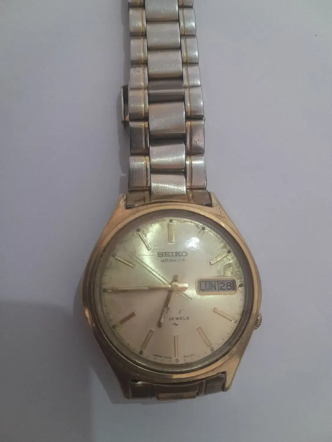 ساعت سیکو آنتیک|ساعت|ری, بی‌بی شهر بانو|دیوار