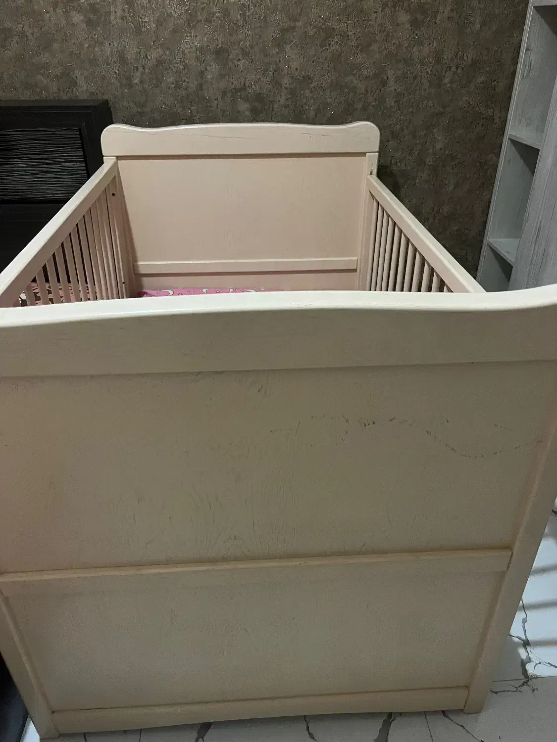 تخت بچه چوب نراد|تخت و صندلی بچه|رشت, کوی حسینی|دیوار