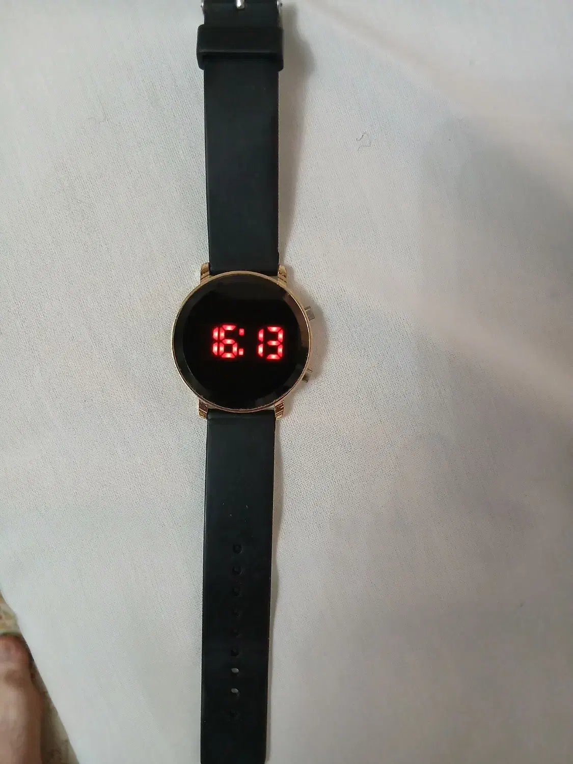 یکعدد ساعت مردانه بند استیل ضد اب طلایی رنگ|ساعت|سمنان, |دیوار