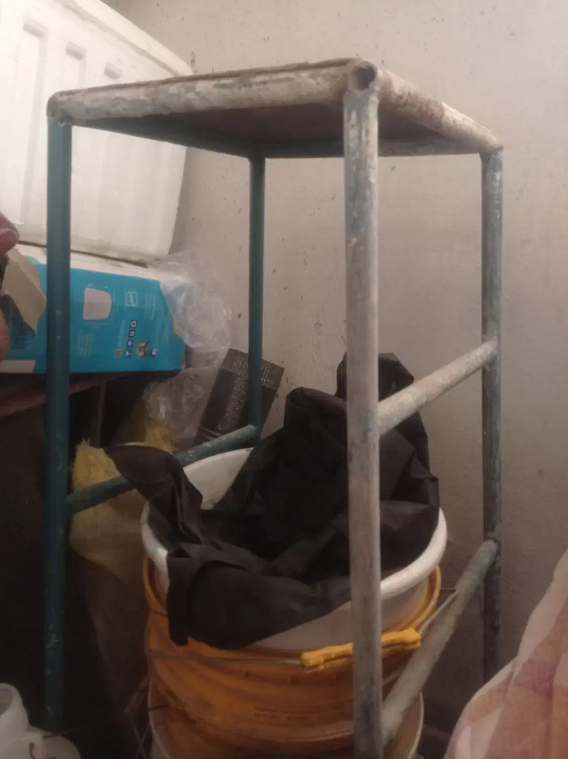 چهارپایه آهنی بلند و محکم|صندلی و نیمکت|گلبهار, شهر جدید گلبهار|دیوار