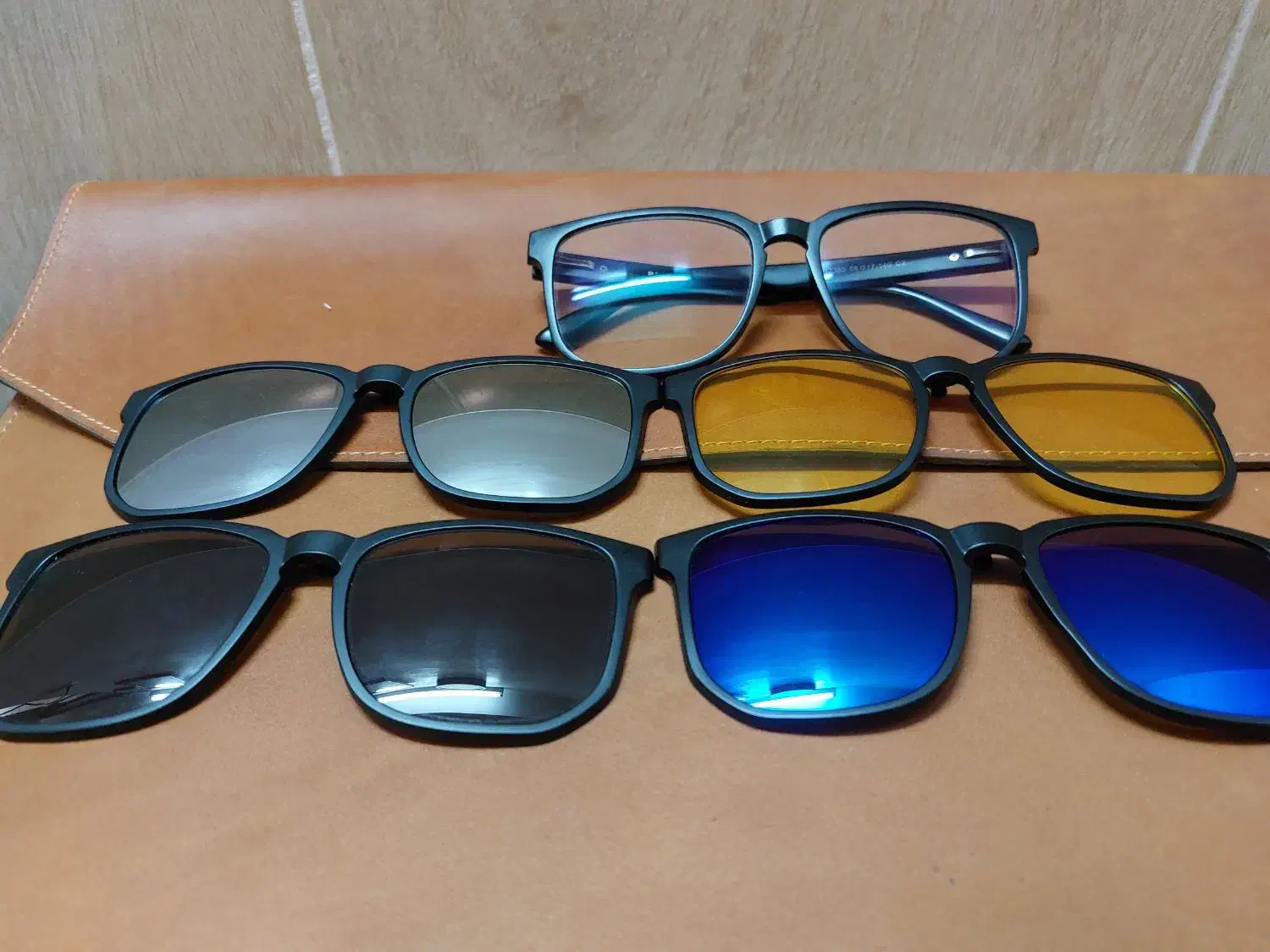 عینک با شیشه بلوکات به همراه چهار کاور همراه آن|زیورآلات و اکسسوری|جهرم, |دیوار