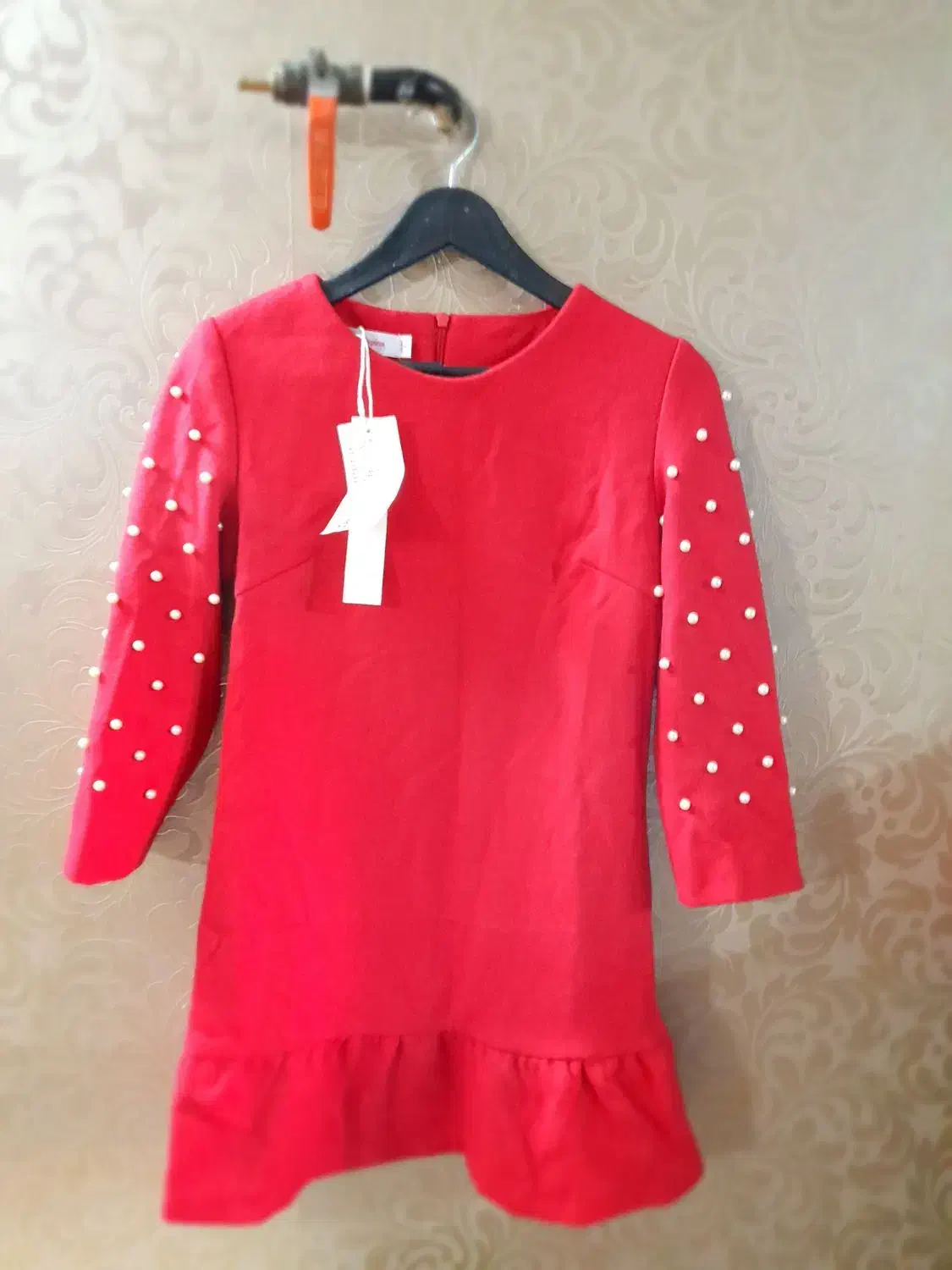 پیراهن پاییزی|لباس|رباط‌کریم, رباط‌کریم|دیوار