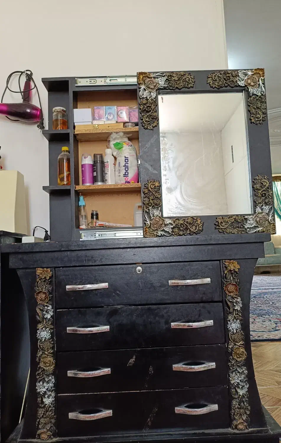 میز آرایش درجه یک فروش فوری قیمت پایین|تخت و سرویس خواب|خرمآباد, |دیوار