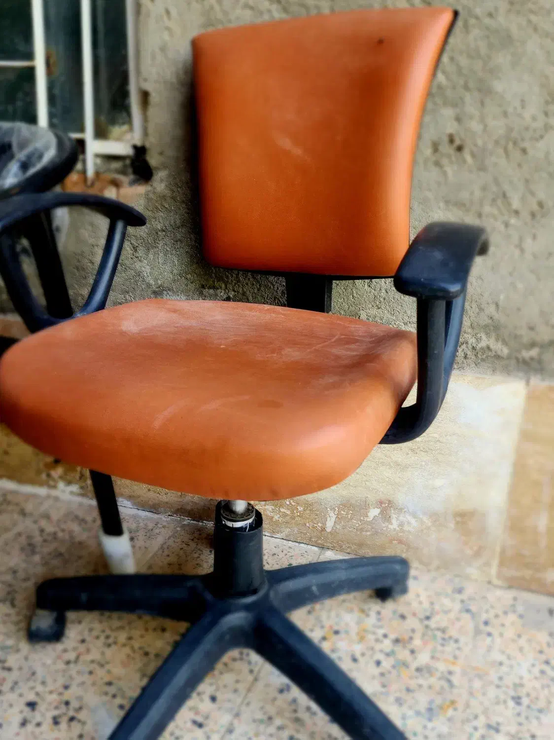 تعدادی صندلی در حد نو|دفتر کار|جیرفت, |دیوار