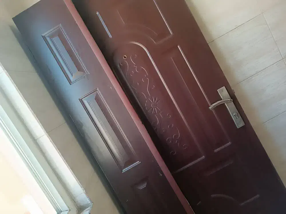 درب واحد قهوه‌ ای سوخته کاملا سالم|مصالح و تجهیزات ساختمان|تهران, سبلان (لشگر)|دیوار