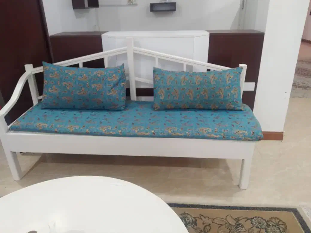 نیمکت چوبی ومیز وسط|صندلی و نیمکت|واجارگاه, |دیوار