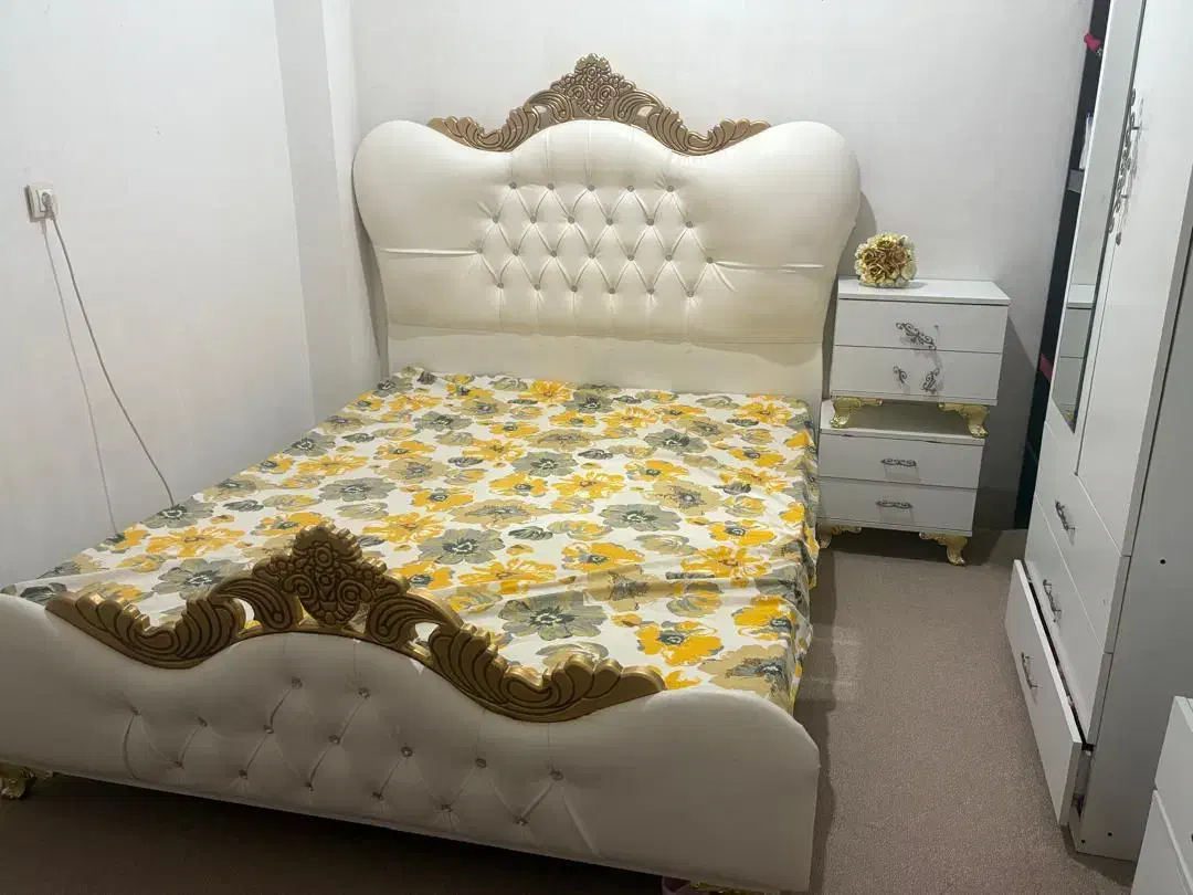 یک دست مبل ویک تخت خواب ویک کمدارایشی ویک کمدلباسی|تخت و سرویس خواب|چغادک, |دیوار