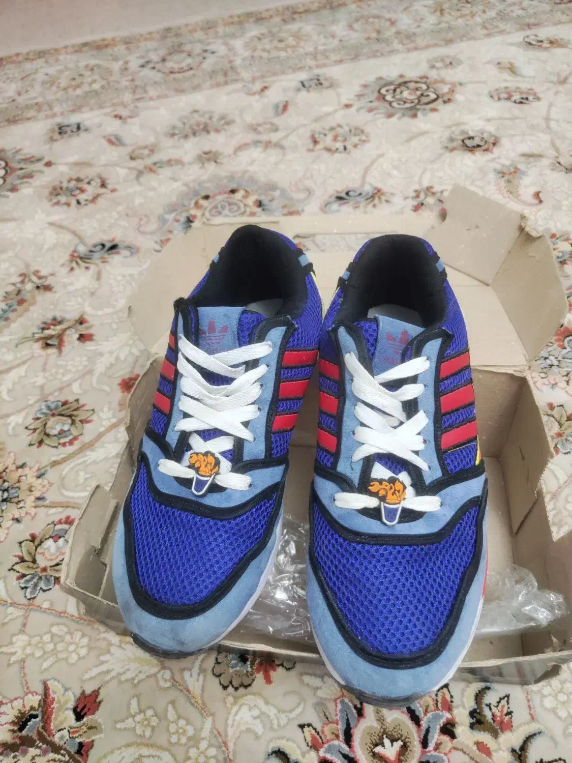 یک جفت کتونی نو|کیف، کفش، کمربند|قم, پشت انبار نفت|دیوار