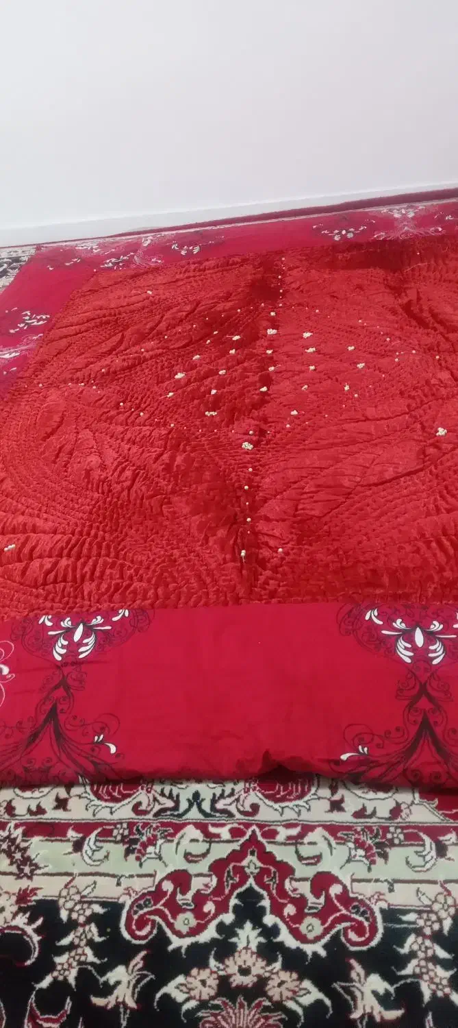 لحاف دونفره وسطش مخمل قرمز مروارید کار شده حد نو|رختخواب، بالش، پتو|فردیس, ثابتی|دیوار
