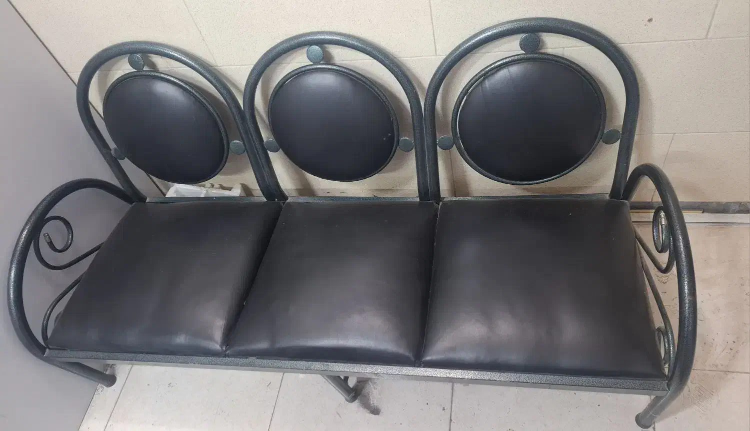 صندلی فلزی ۳نفره مناسب آرایشگاه و مغازه|مبلمان اداری|قم, چهل درخت‎|دیوار