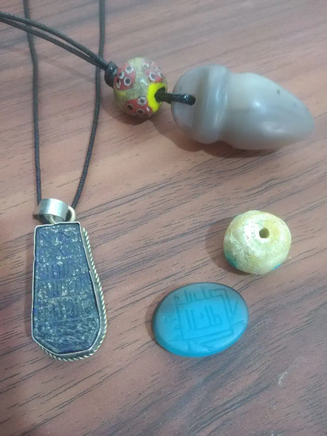 مهره های قدیمی|بدلیجات|میبد, |دیوار