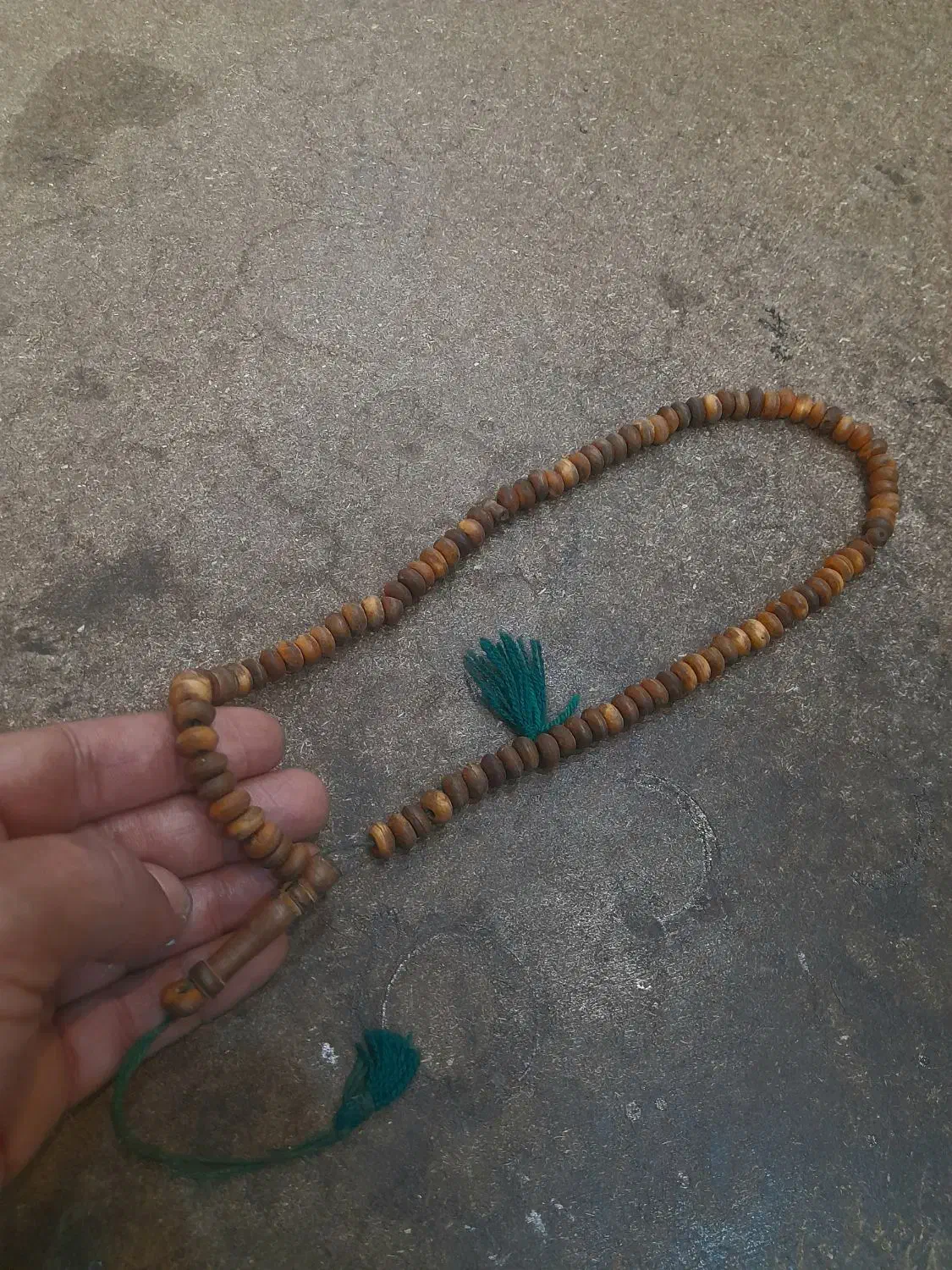 تسبیح چوب|کلکسیون اشیاء عتیقه|گلبهار, شهر جدید گلبهار|دیوار