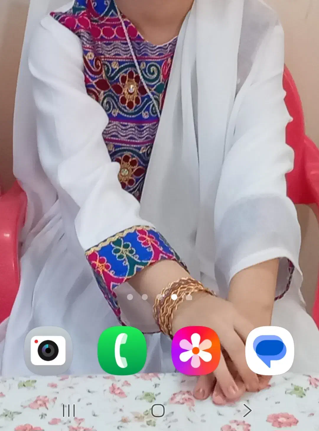 لباس زیبا|لباس|قم, باغ کرباسی|دیوار