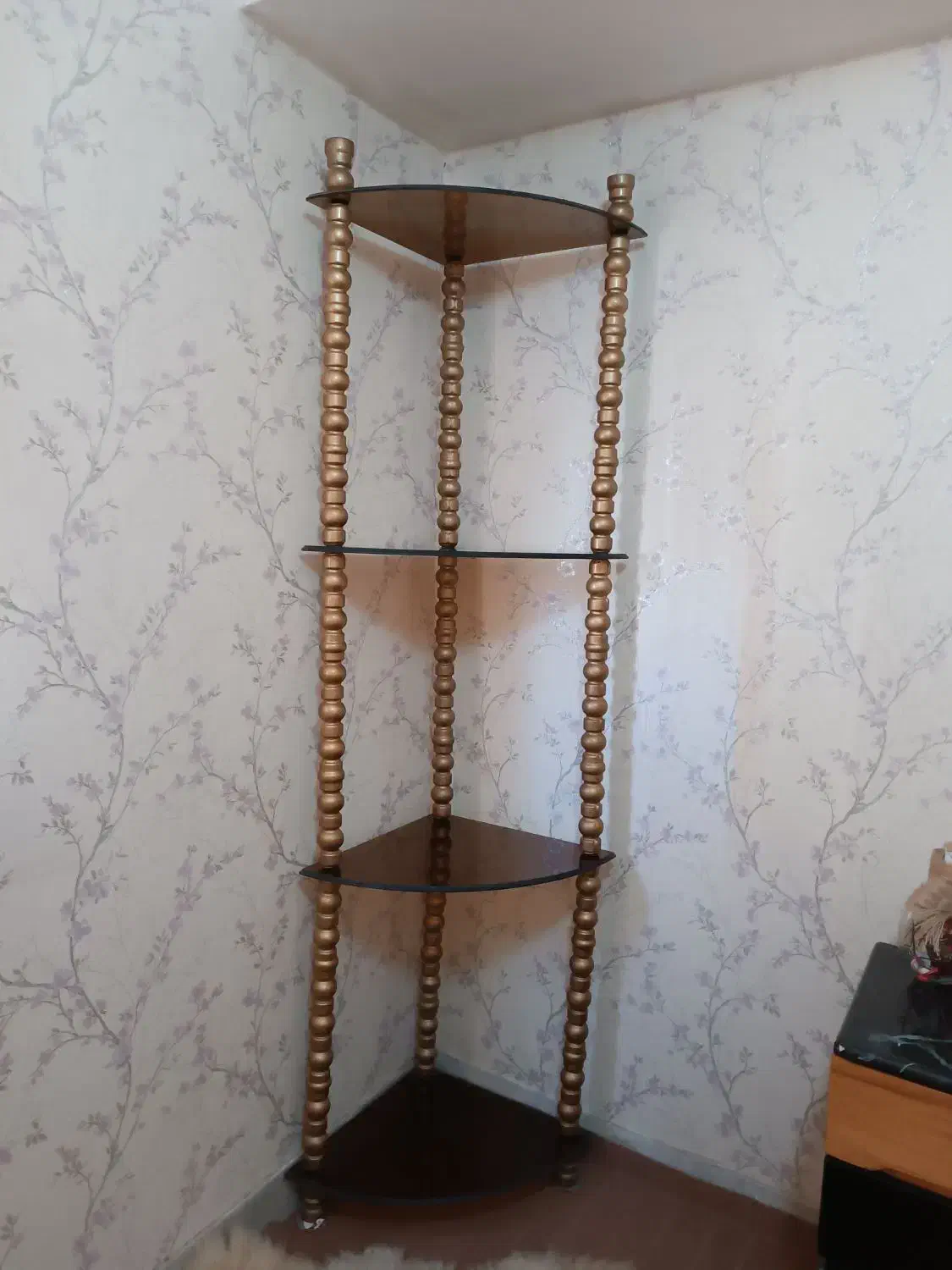 استندگل ۴طبقه فلزی طلایی رنگ|گل و گیاه طبیعی|رباط‌کریم, مسکن مهر آبشناسان|دیوار