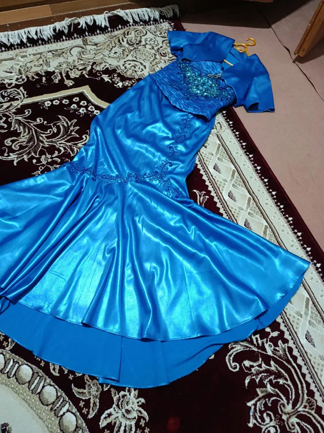 دو دست لباس جشن|لباس|مسجد سلیمان, |دیوار