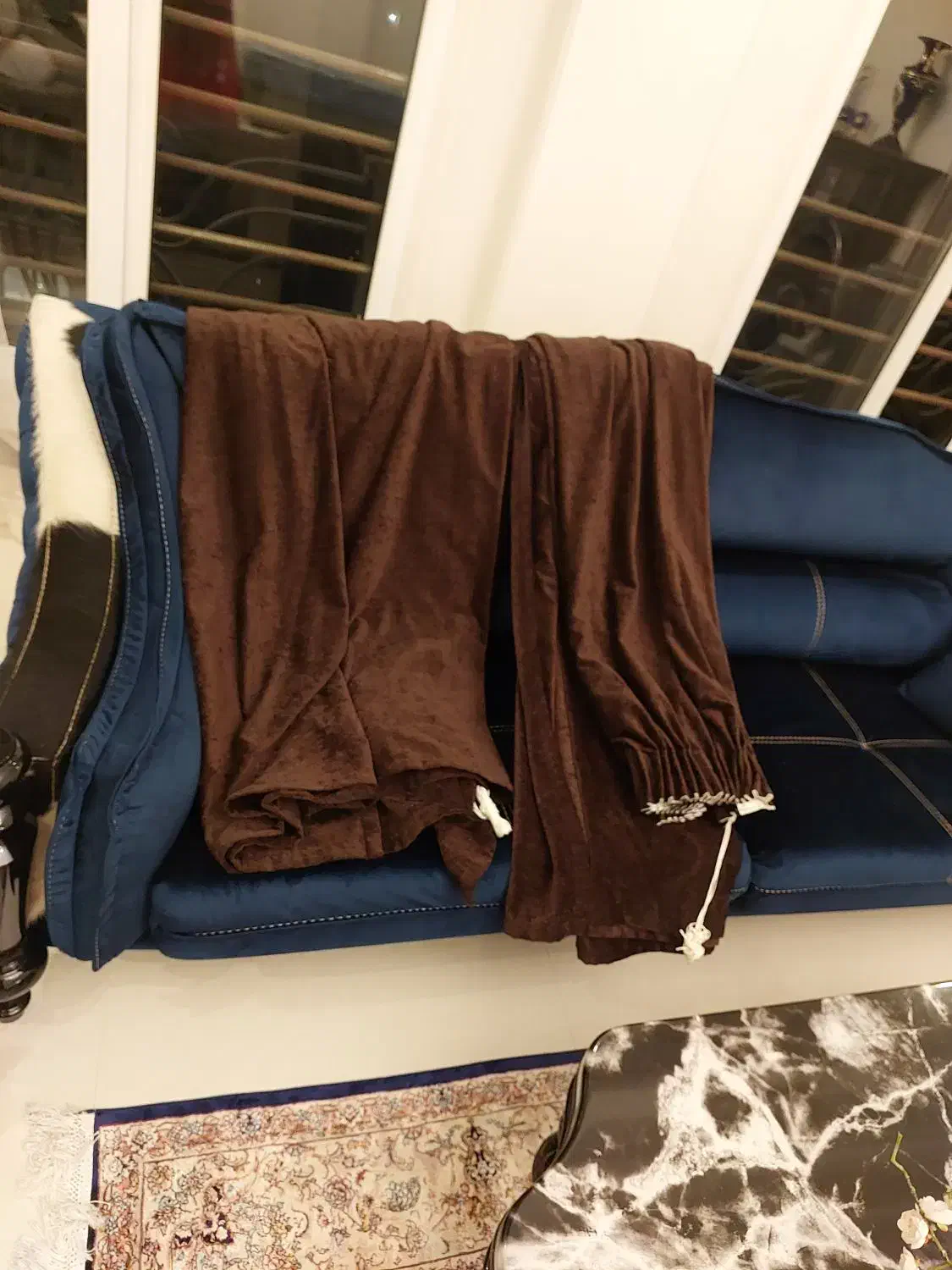 والان کنار پرده نو قهوه ایی تیره|پرده، رانر، رومیزی|تهران, صاحبقرانیه|دیوار